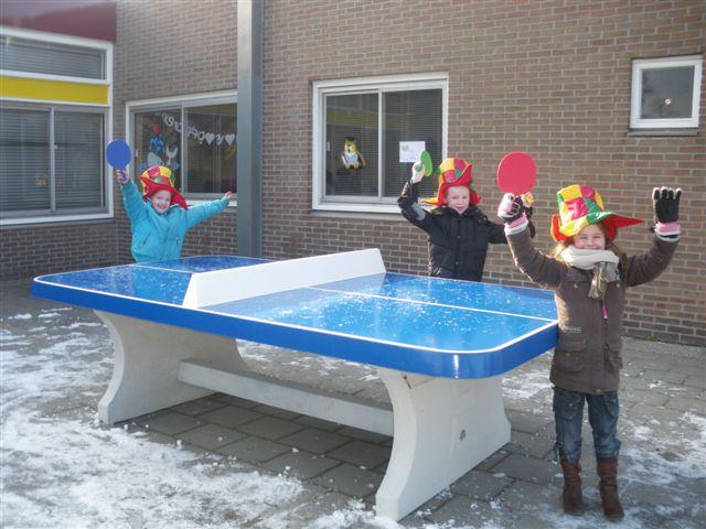 Betonnen tafeltennistafel blauw met afgeronde hoeken spelende kinderen