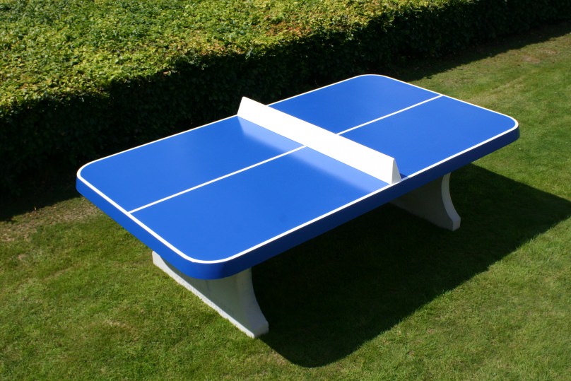 Blauwe tafeltennistafel met argeronde hoeken