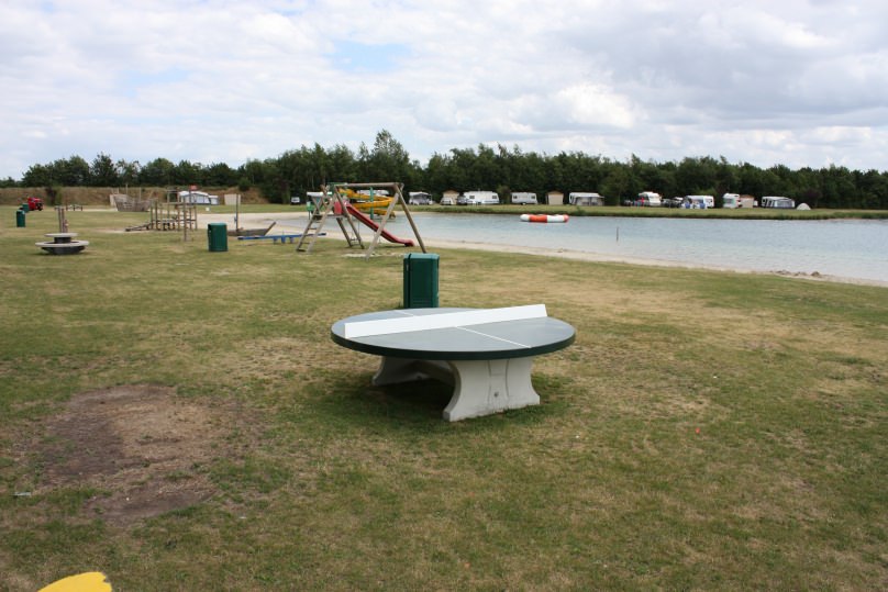 Ronde pingpongtafel bij water