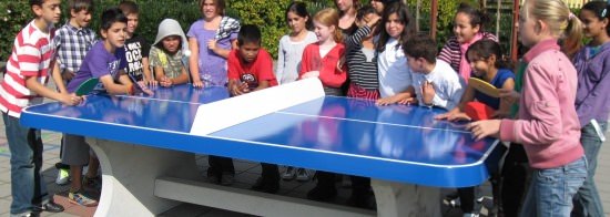 Betonnen tafeltennistafel met afgeronde hoeken in de kleur blauw