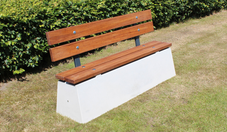 Concrete bench with bamboo elements