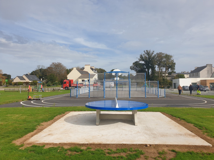 Concrete Ping-pong table blue, round