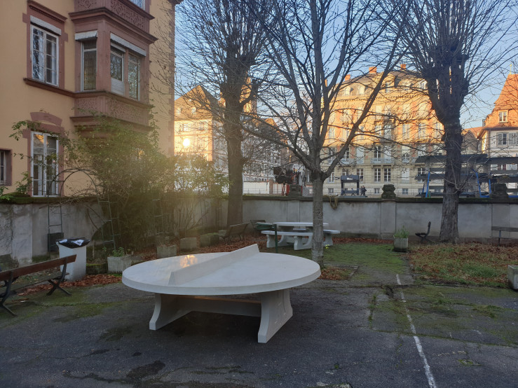 Round Ping-pong table in Natural Concrete