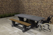 picnic table wheelchair friendly