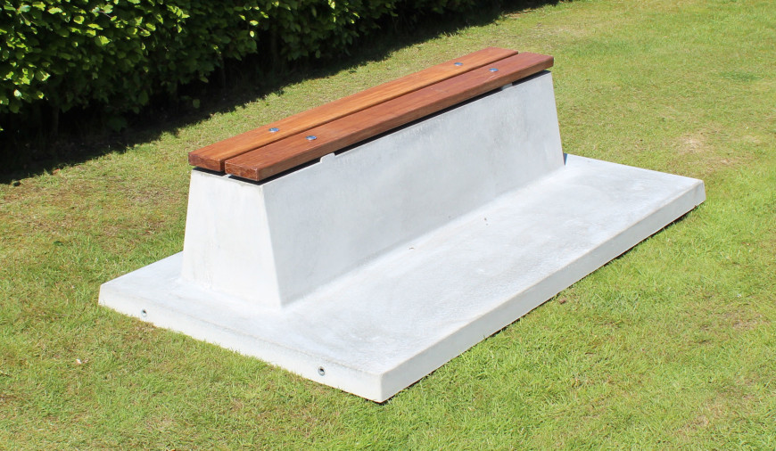 Natural concrete, this bench with bamboo seats