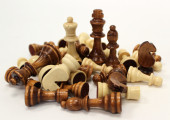 Set of 32 chess pieces, 2 x 16 in the colour of white and brown.