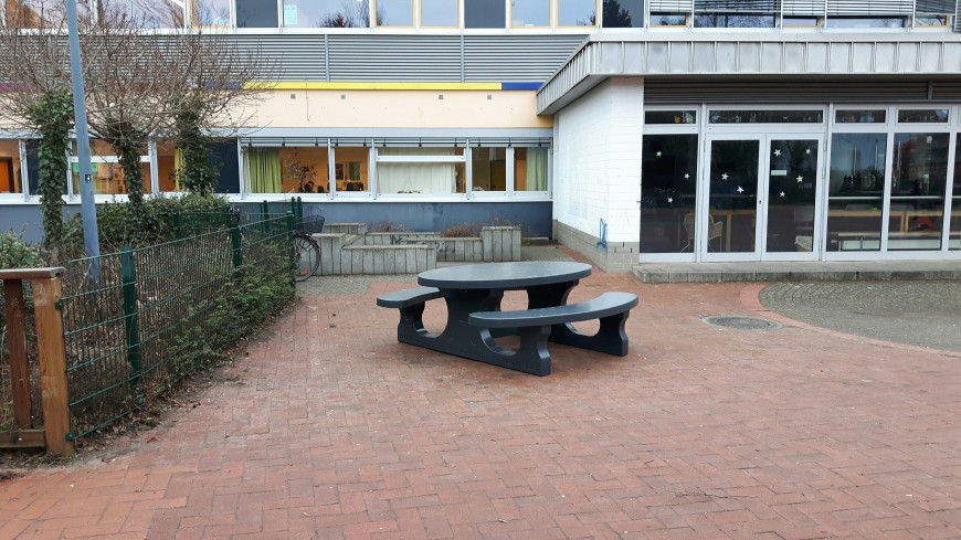 Concrete Picnic table Standard Oval Anthracite 