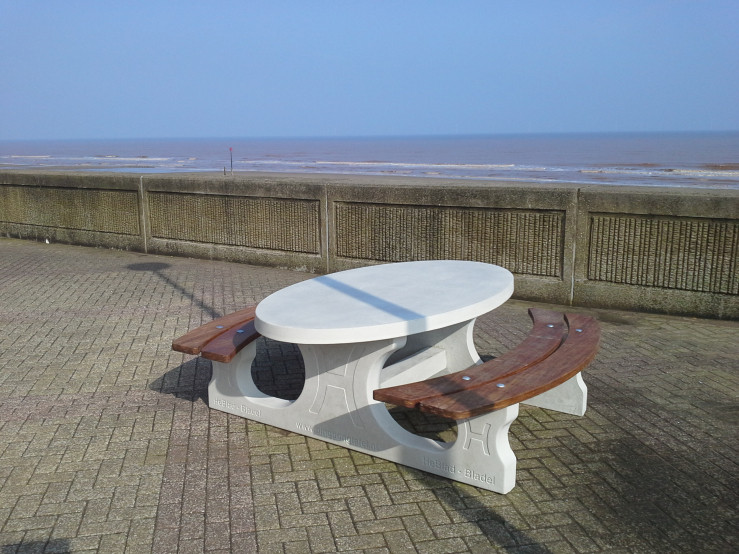 Picnic table DeLuxe Oval Natural Concrete